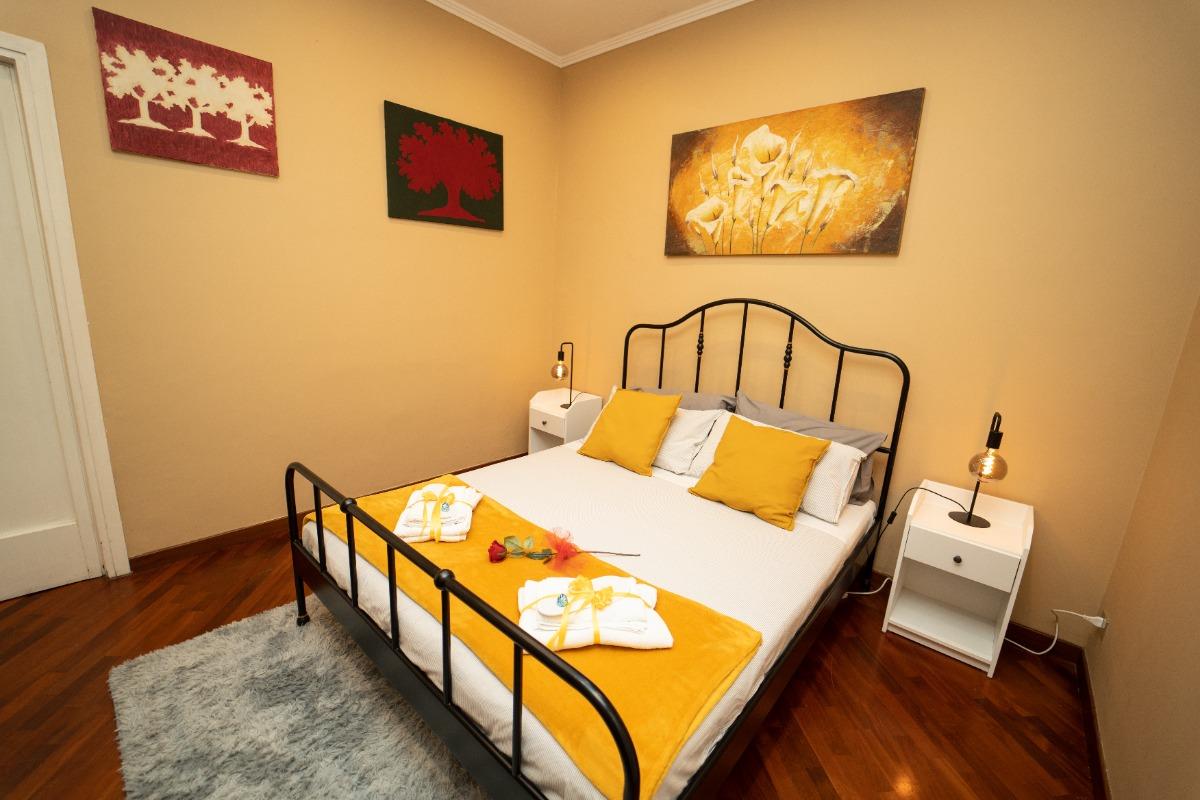 camera da letto 2. Set di cuscini diversi per la tua comodità. Deposito bagagli, con tanto spazio all'interno. Sistema di illuminazione a LED.