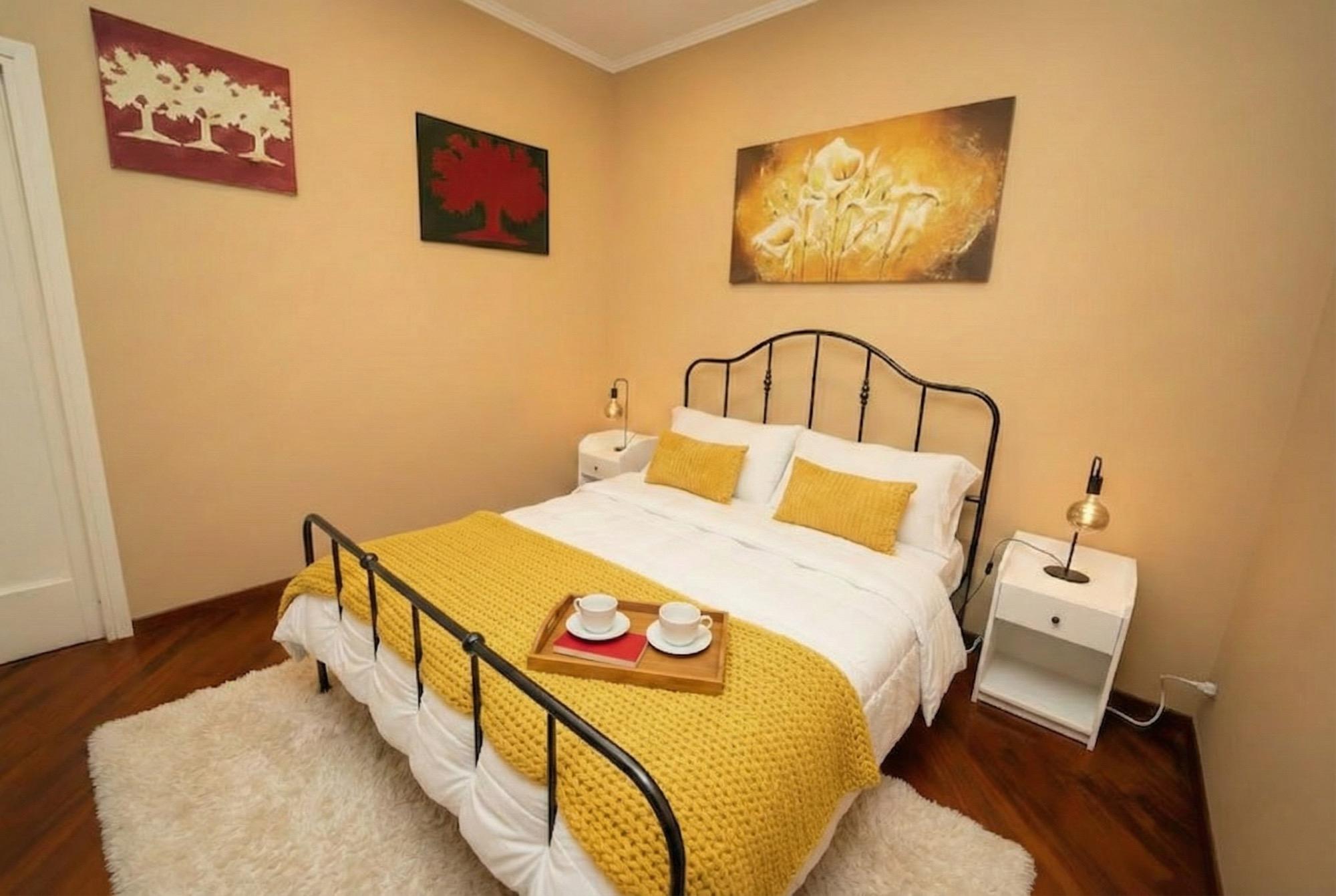 camera da letto 2. Set di cuscini diversi per la tua comodità. Deposito bagagli, con tanto spazio all'interno. Sistema di illuminazione a LED.