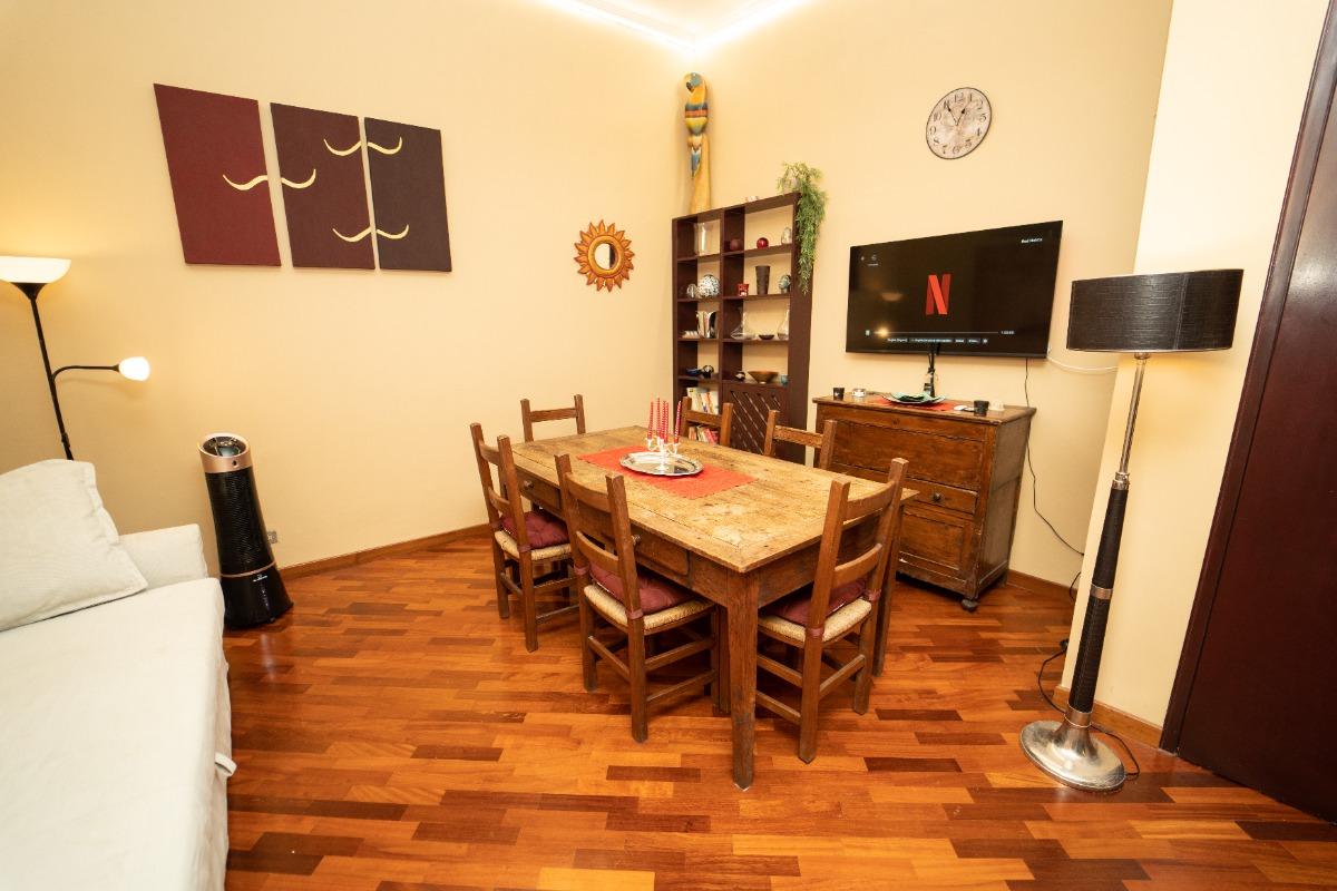 Smart TV, 50", con diverse applicazioni (Netflix, Amazon Prime, Disney Channel e altro). Dietro la TV c'è un sistema a LED, per una visione migliore