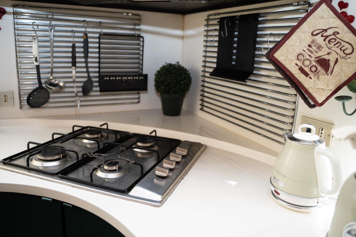 La cucina ha tante attrezzature: Forno, lavastoviglie, Macchina del caffè automatica e moka , Bicchieri da vino, cesto di ghiaccio, decanter, ecc..