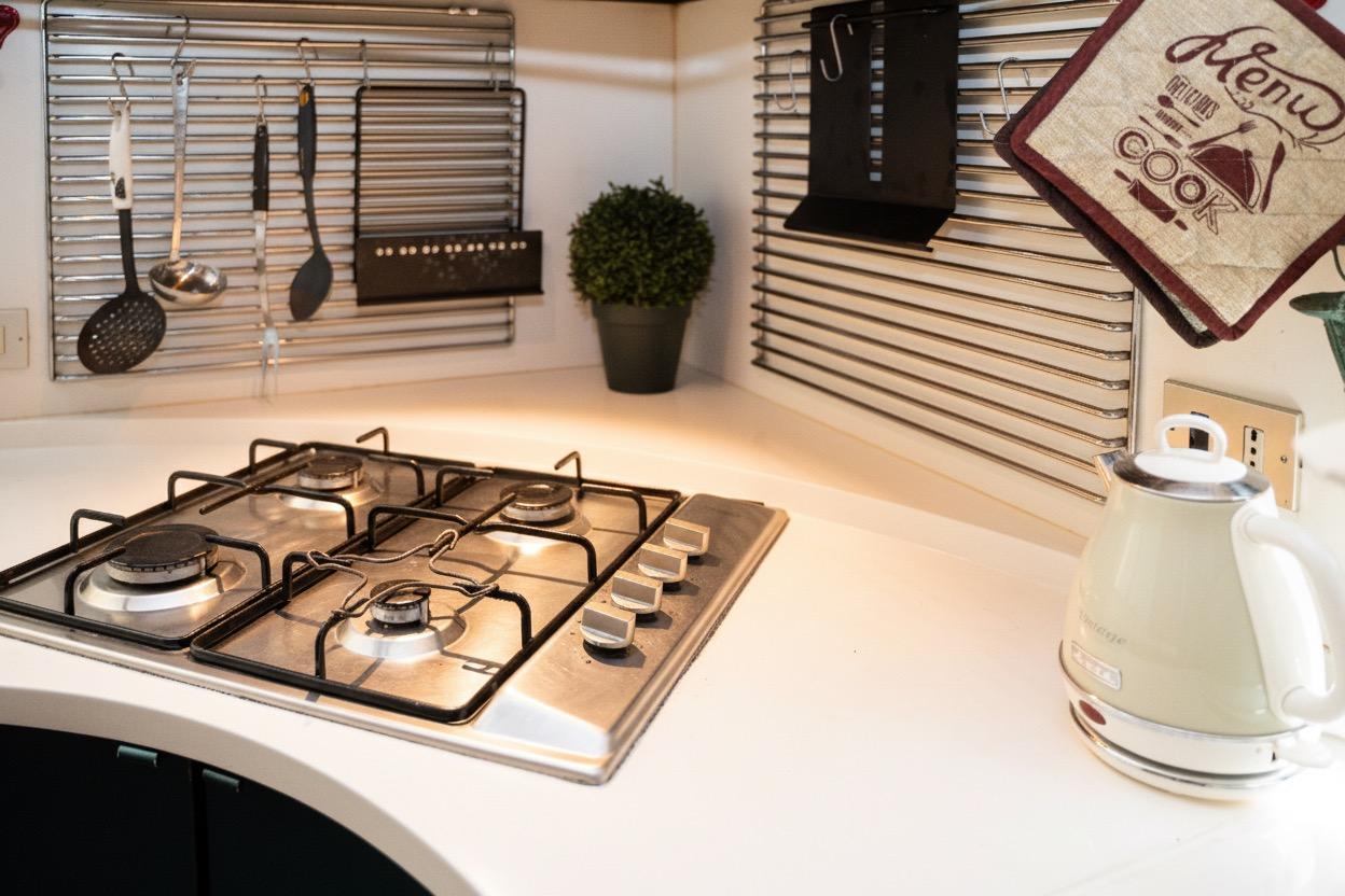 La cucina ha tante attrezzature: Forno, lavastoviglie, Macchina del caffè automatica e moka , Bicchieri da vino, cesto di ghiaccio, decanter, ecc..