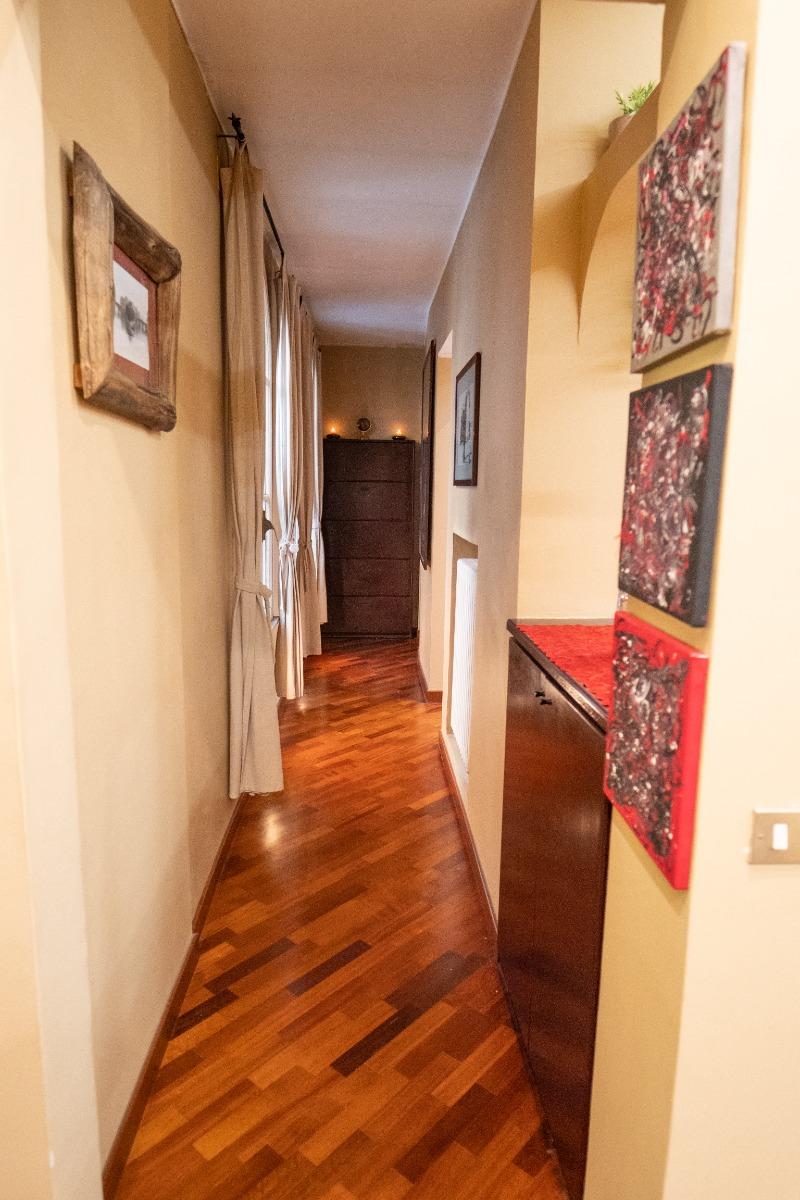 Luminoso corridoio che conduce alle camere. Si affaccia sul silenzioso patio verde.