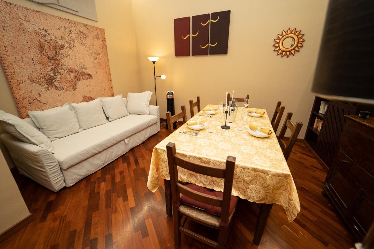 Romantica sala da pranzo. Accendi le candele per creare un'atmosfera calda. Cestino di ghiaccio, decanter e bicchieri da vino per una cena di classe,