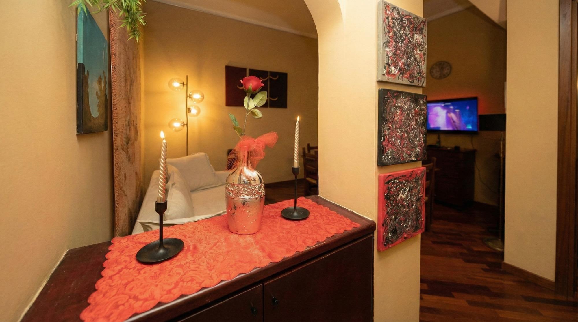 Corridoio e salotto. Luci e candele per creare l'atmosfera. Retro-illuminazione TV a LED per avere una visione migliore.