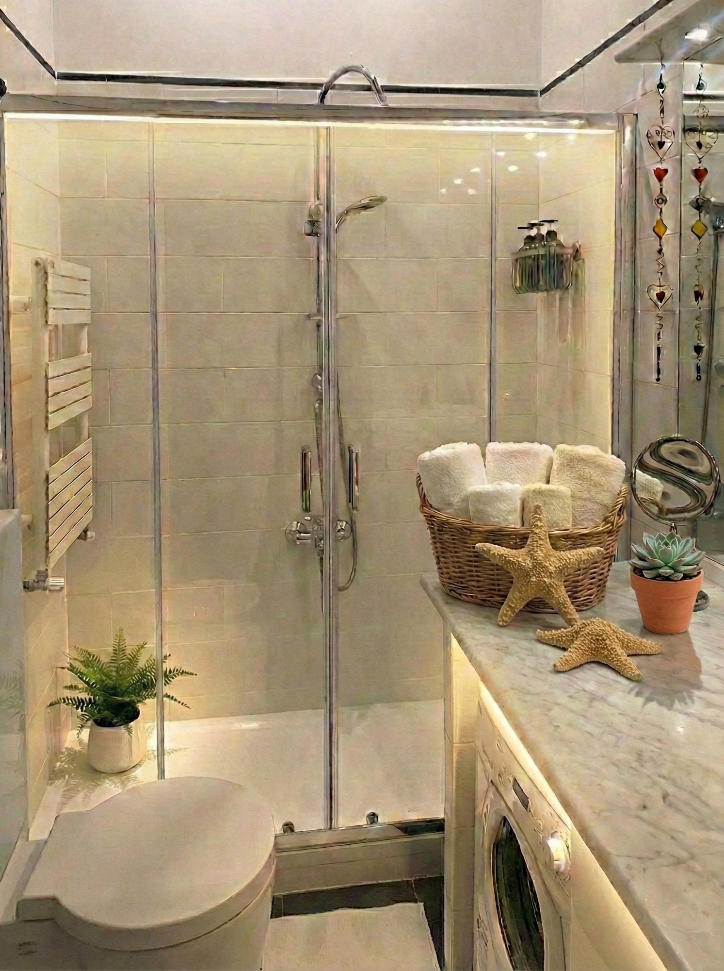 Bagno con sanitari di alta qualita', Duravit, del famoso architetto francese Philippe Starck, e con ampia doccia. Presente anche lavatrice.