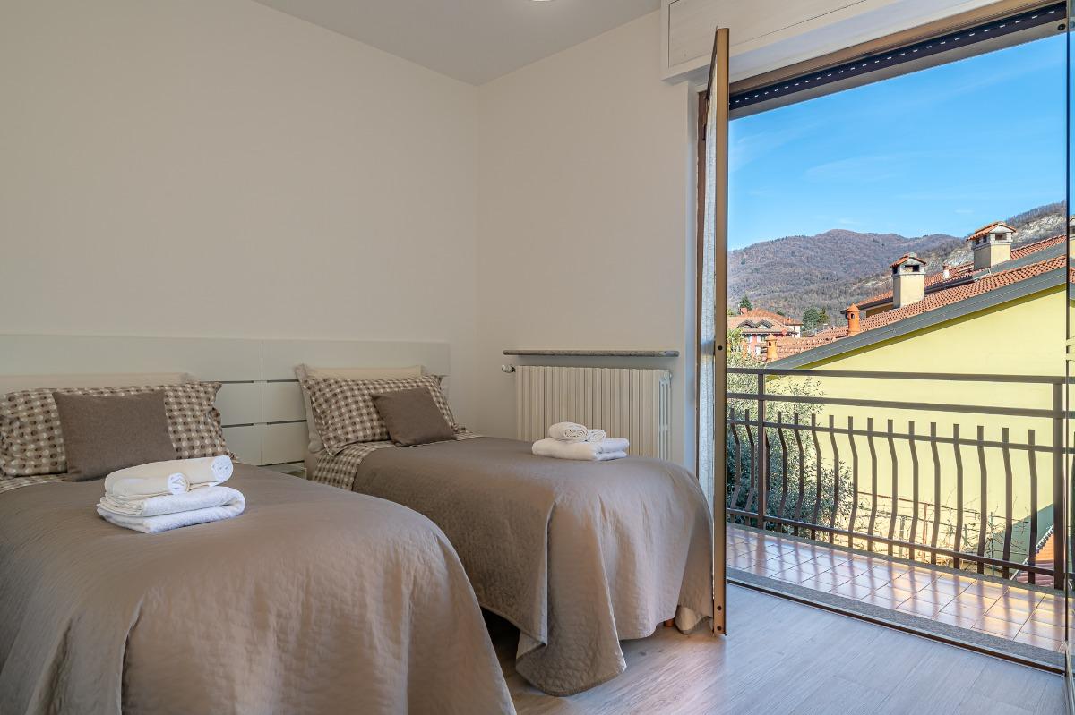 camera da letto con due letti singoli