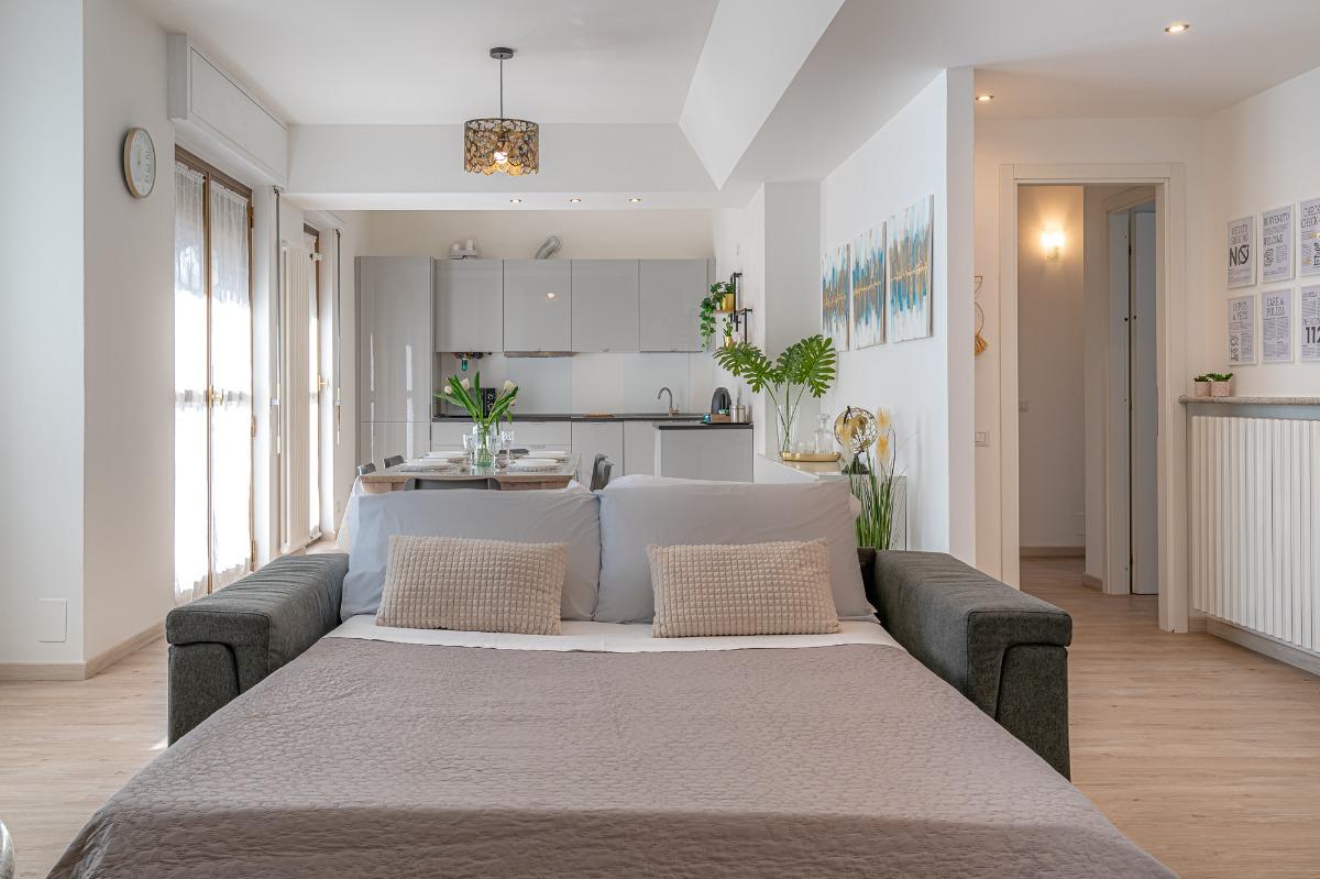 divano letto matrimoniale in soggiorno