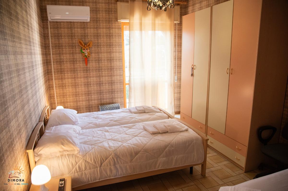 Stanza con tre letti