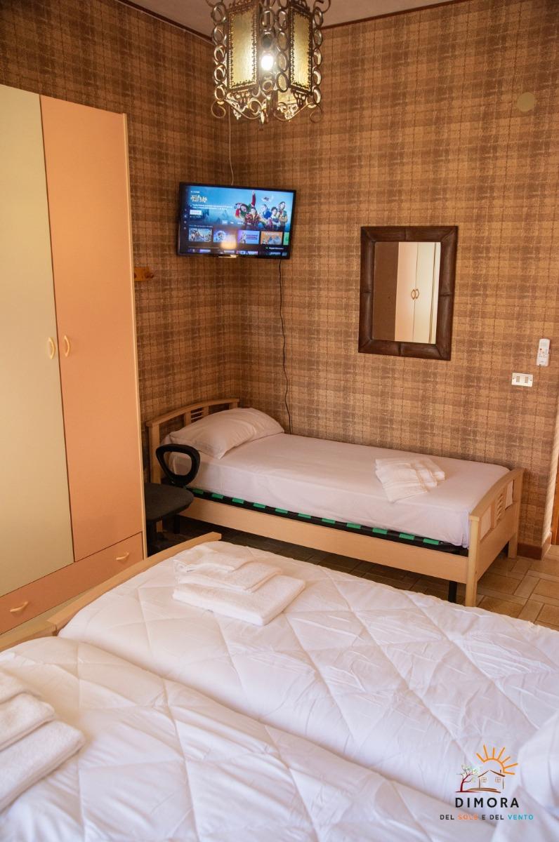 Stanza con tre letti