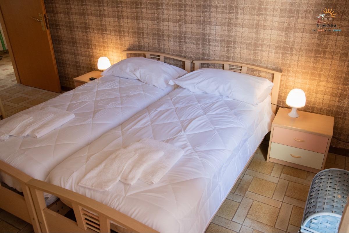 Stanza con tre letti