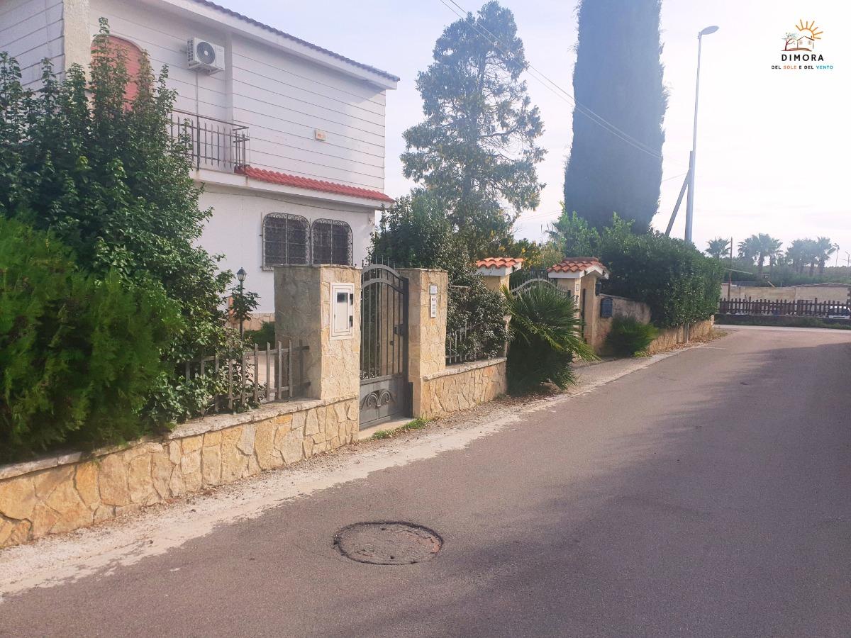 Esterno con ingresso e parcheggio in strada