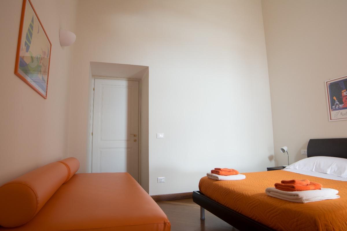 camera matrimoniale con divano letto singolo