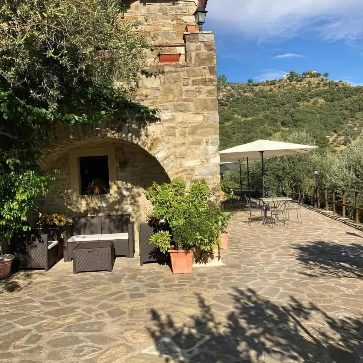 La Lamia con piazzale antistante