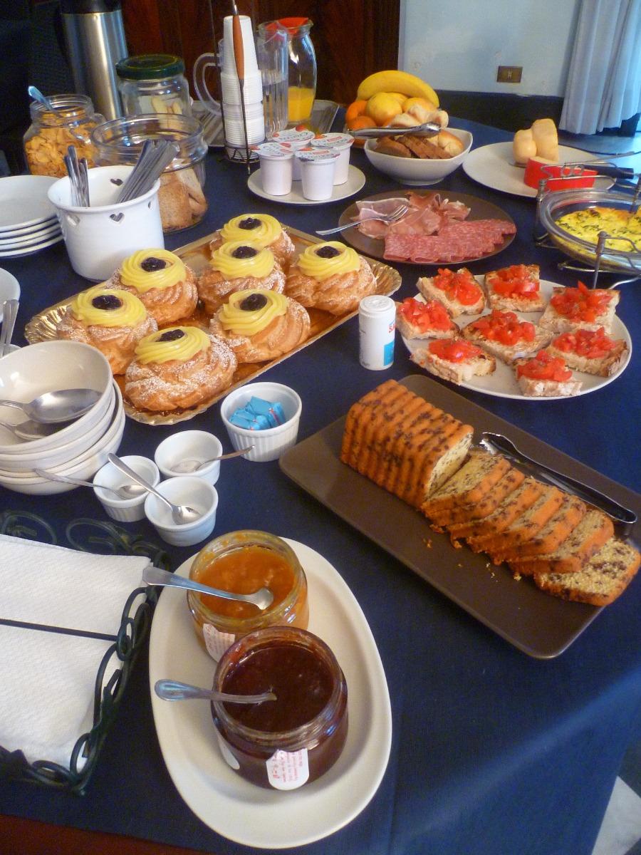 La colazione di VILLA SAN GENNARIELLO B&B