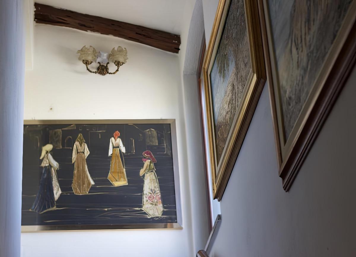 Painting depicting figures of women in Sardinian costumes