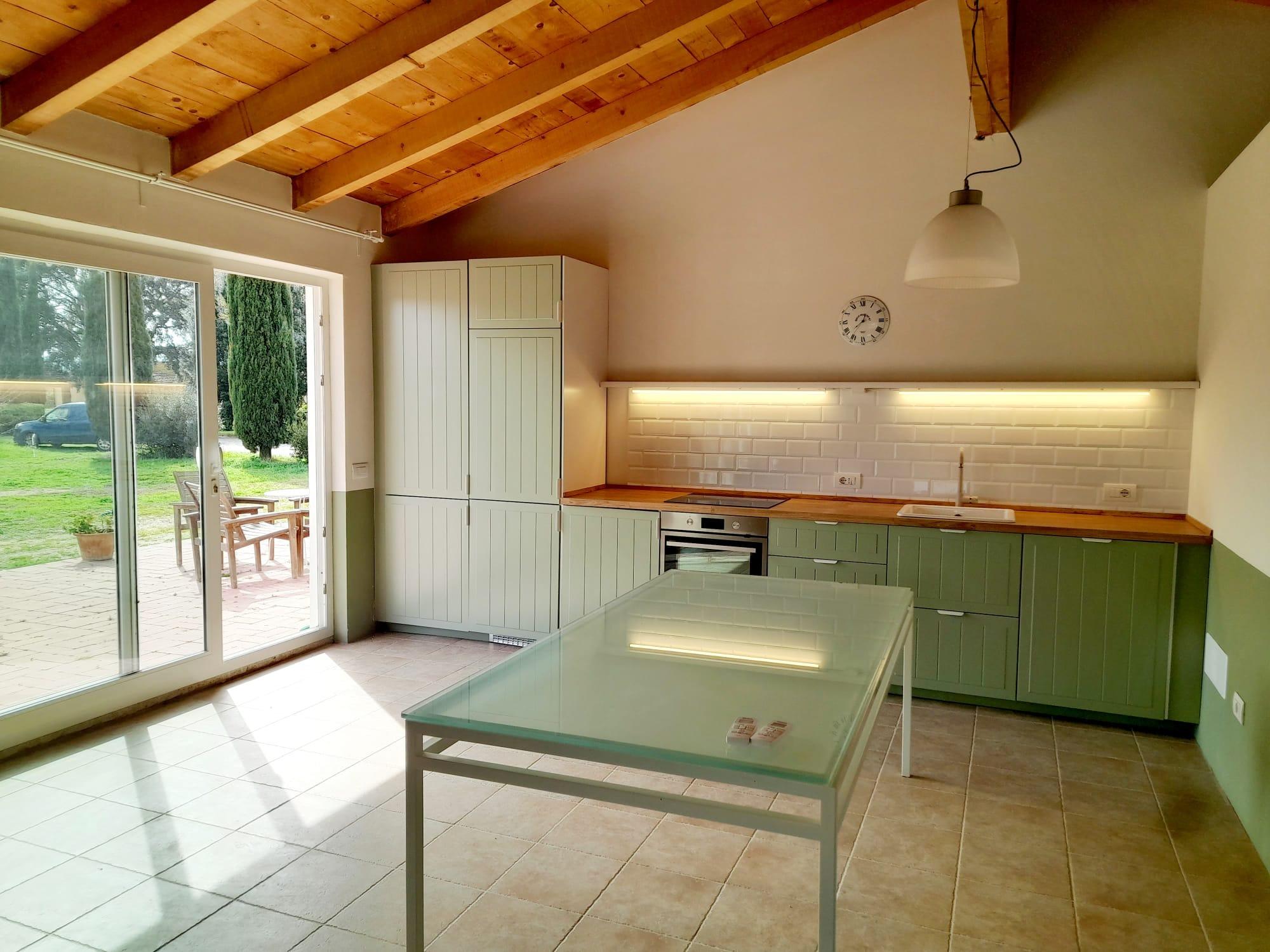 Un soggiorno con cucina