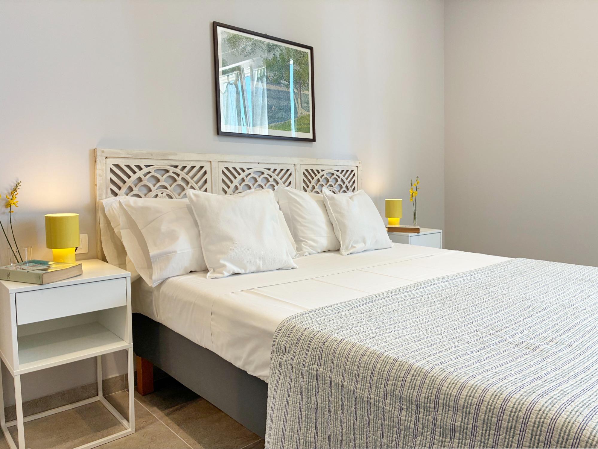 la camera da letto principale con bagno