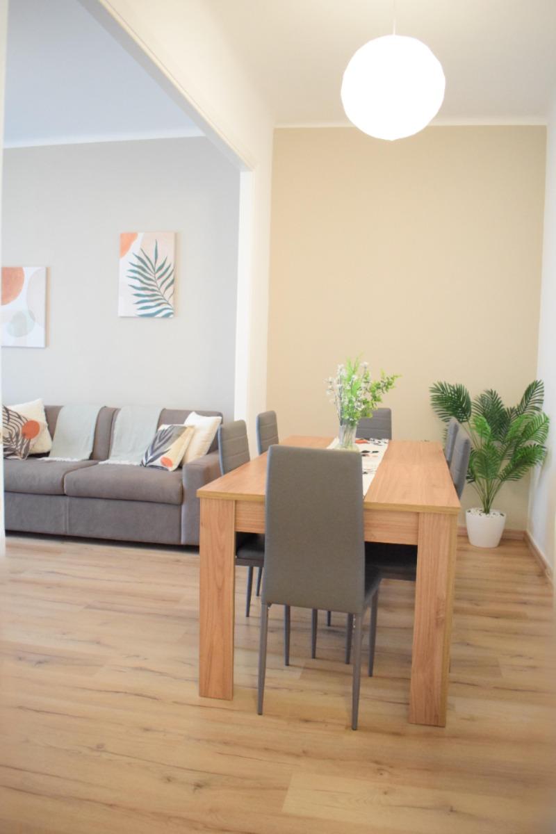 salone doppio con tavolo da 8 allungabile. Climatizzato, riscaldamento centralizzato, dotato di Smart TV e balcone