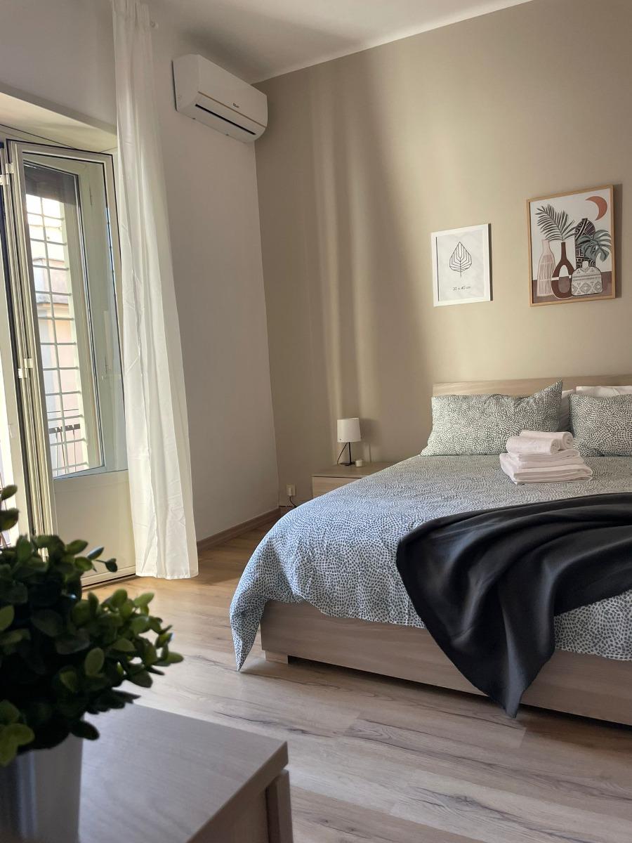 Camera matrimoniale n.1 climatizzata, riscaldamento centralizzato, dotata di Smart TV e balcone