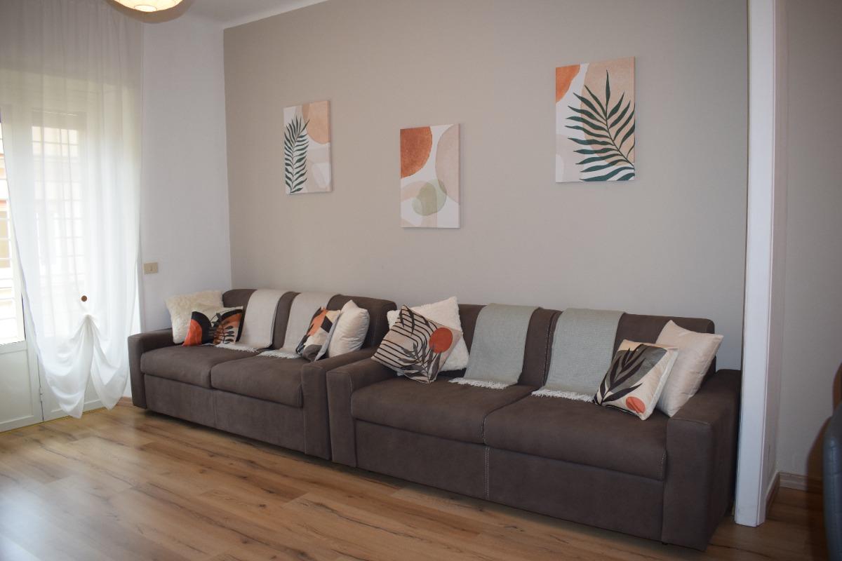 salone doppio con due divani letto matrimoniali. Climatizzato, riscaldamento centralizzato, dotato di Smart TV e balcone