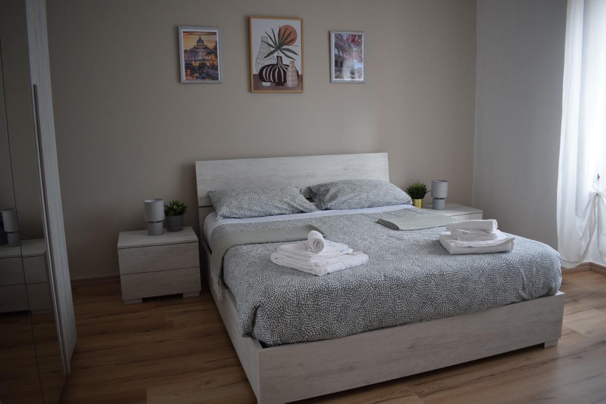 Camera matrimoniale n.2 climatizzata, riscaldamento centralizzato, dotata di Smart TV