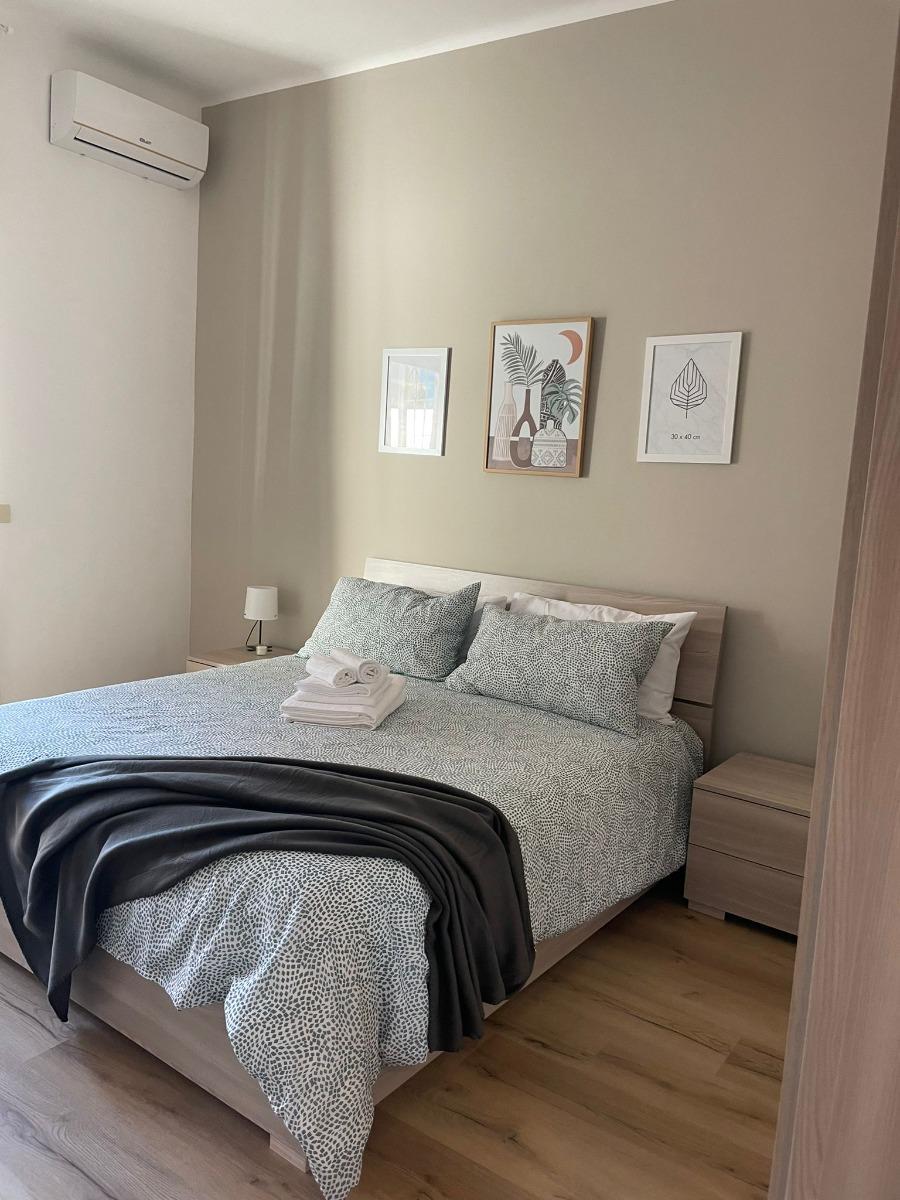 Camera matrimoniale n.1 con condizionatore, riscaldamento centralizzato e Smart TV