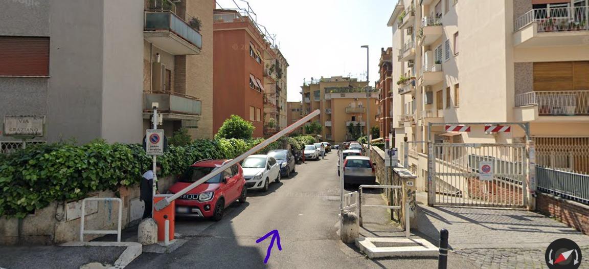 accesso in strada privata con parcheggio non riservato. Avrete in dotazione il telecomando della sbarra per chi verrà in automobile