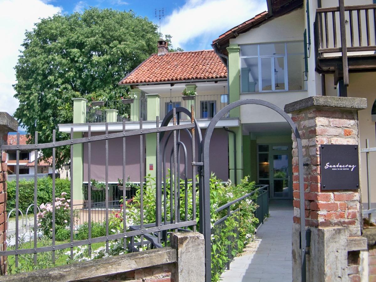 Ingresso piano strada senza barriere architettoniche.