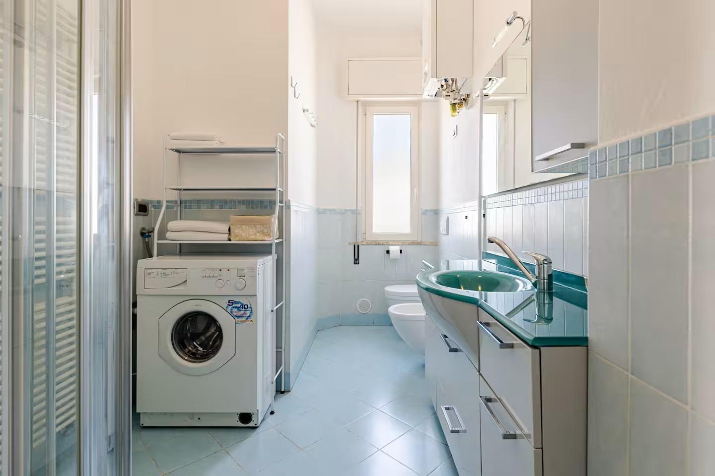 Bagno con finestra e lavatrice