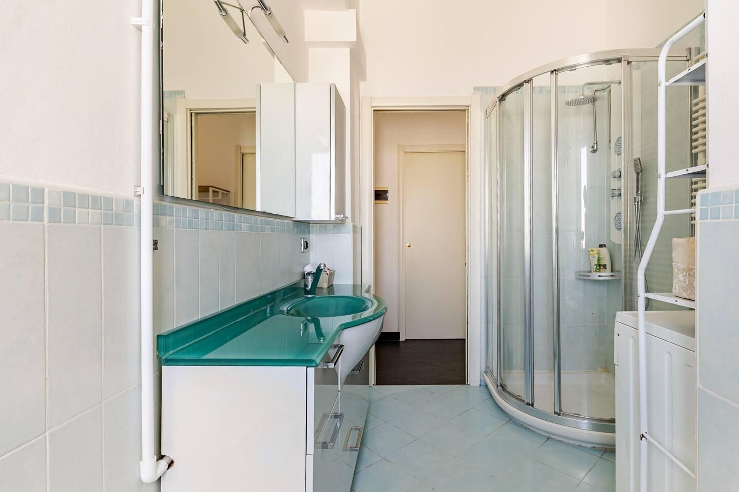 Bagno con box doccia