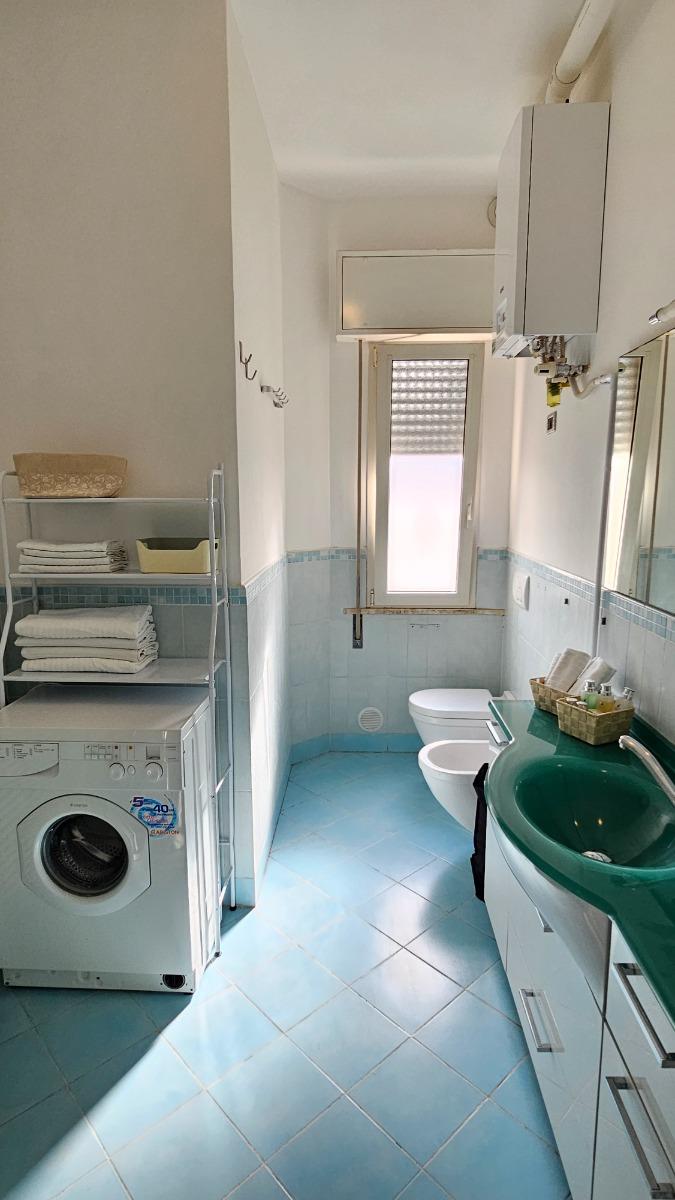 Bagno attrezzato con ogni comfort