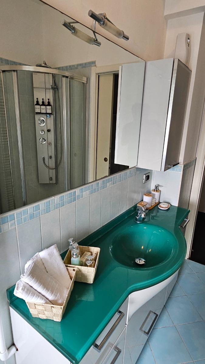 Bagno con kit di cortesia e asciugamani