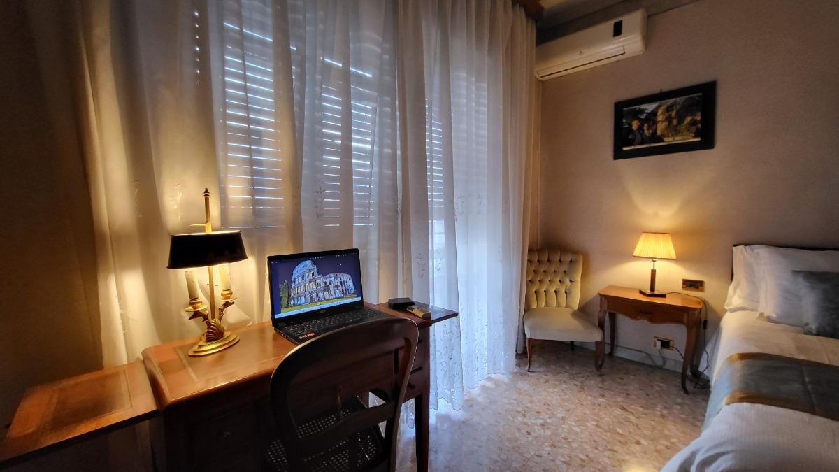 Postazione lavoro in camera da letto.