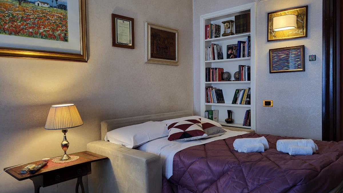 Soggiorno con divano letto...versione 'notte'.