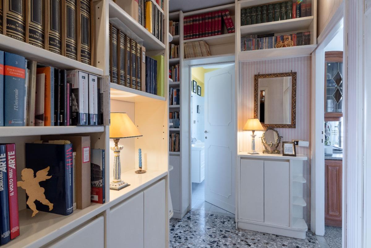 Libreria con testi e DVD a disposizione