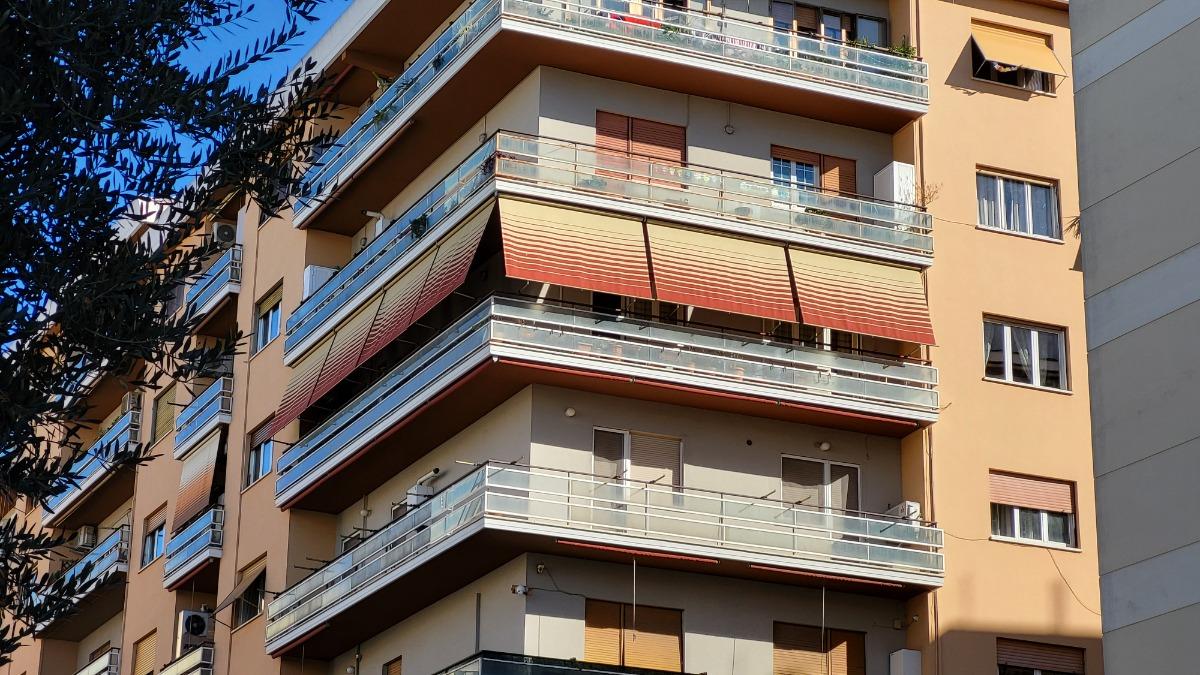 Siamo quelli con le tende sul balcone!