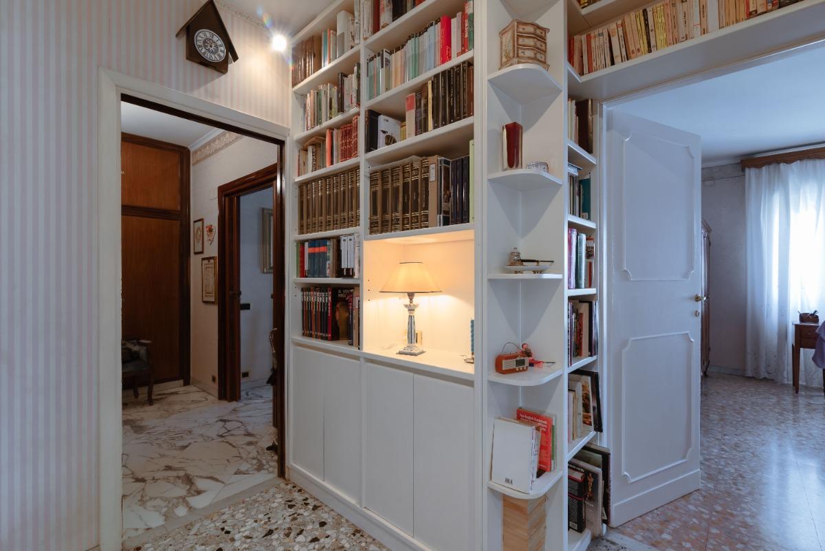 Libreria con testi e DVD a disposizione