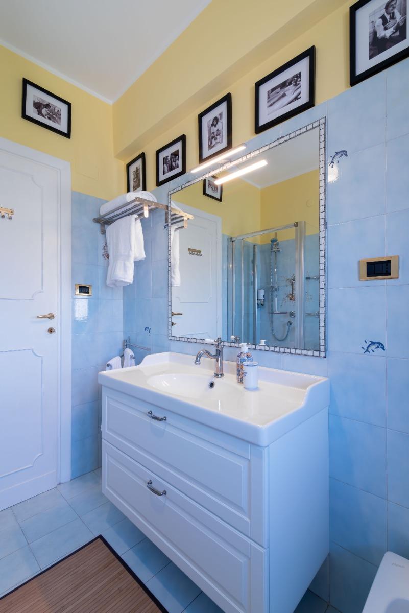 Bagno con Vips e specchio cinematografico!