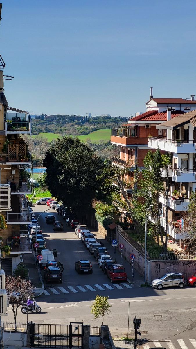 Il lungo balcone: spicchio panorama. Sullo sfondo, il Parco dell'Appia Antica e la Caffarella.