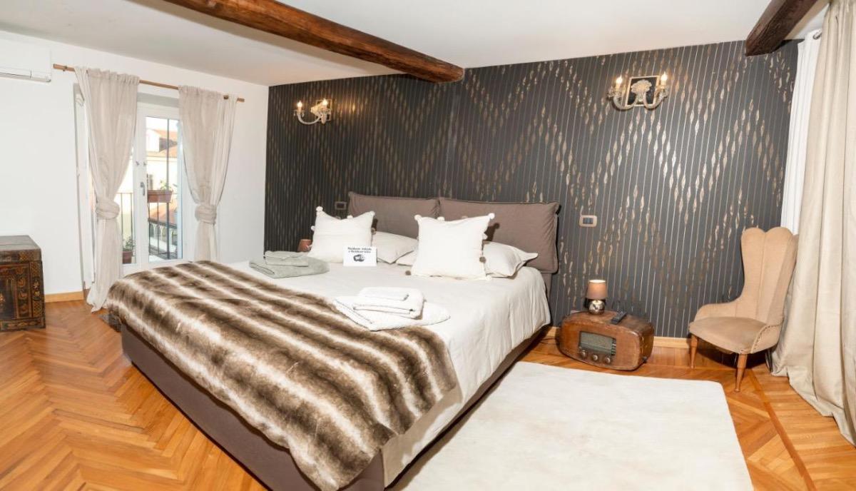 Camera da letto matrimoniale con cabina armadio ( IV PIANO)