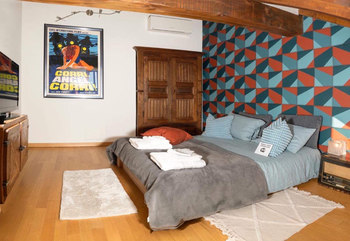 Camera matrimoniale mansardata con soffitti alti e balconcino al V PIANO ( frigo piccolo,forno microonde,e bollitore