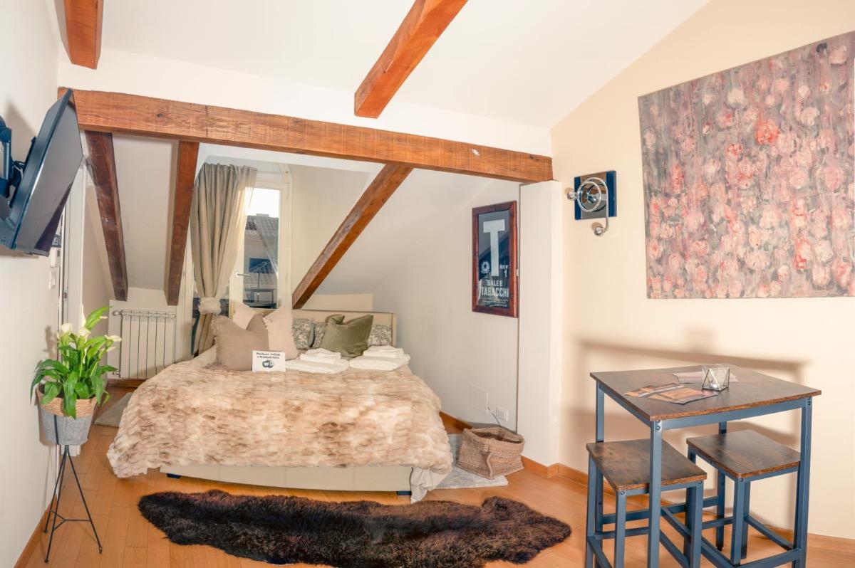 Camera da letto matrimoniale mansardata co soffitti alti e balconcino V PIANO ( macchinetta, per il caffè bollitore, TV , tavolo con due sgabelli e a