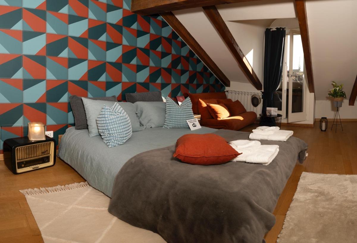 Camera V piano ,TV ( l’aria condizionata è presente in tutte le camere da letto e salone)