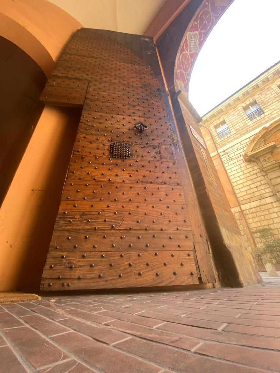 Portone Medioevale del Palazzo Pepoli Vecchio nel pieno centro di Bologna