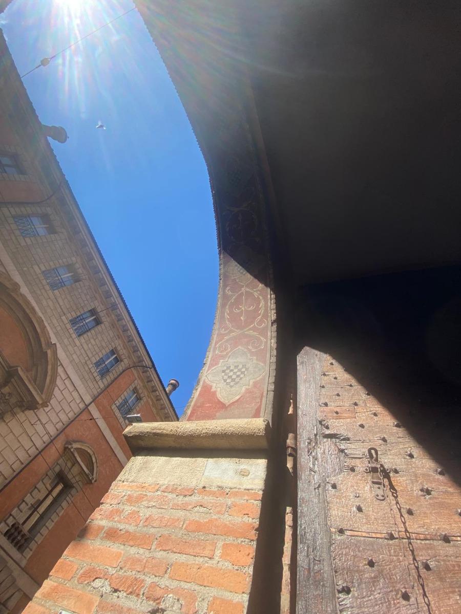 Arcata del Medioevale Palazzo Pepoli Vecchio nel pieno centro di Bologna
