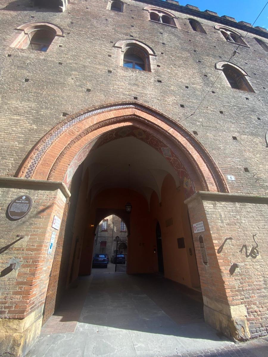 Arcata di Ingresso di Palazzo Pepoli Vecchio Bologna