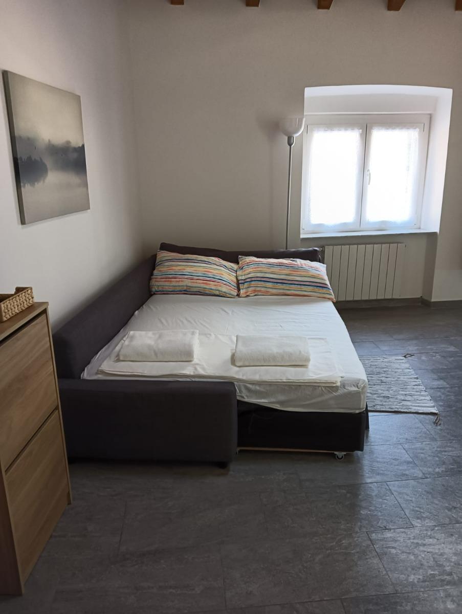 Sul divano letto possono dormire comodamente anche 2 persone. Anche in questa sala é presente il climatizzatore silenziosissimo, la tv e buon wifi