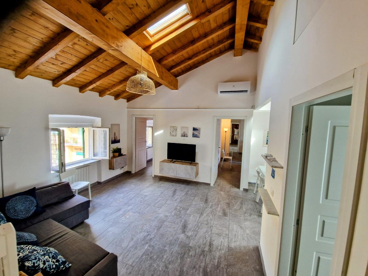 Luce legno e pietra sono gli elementi caratterizzanti di questa casa, ma se amate anche la tecnologia troverete il WI-FI Fastweb fibra super veloce, p