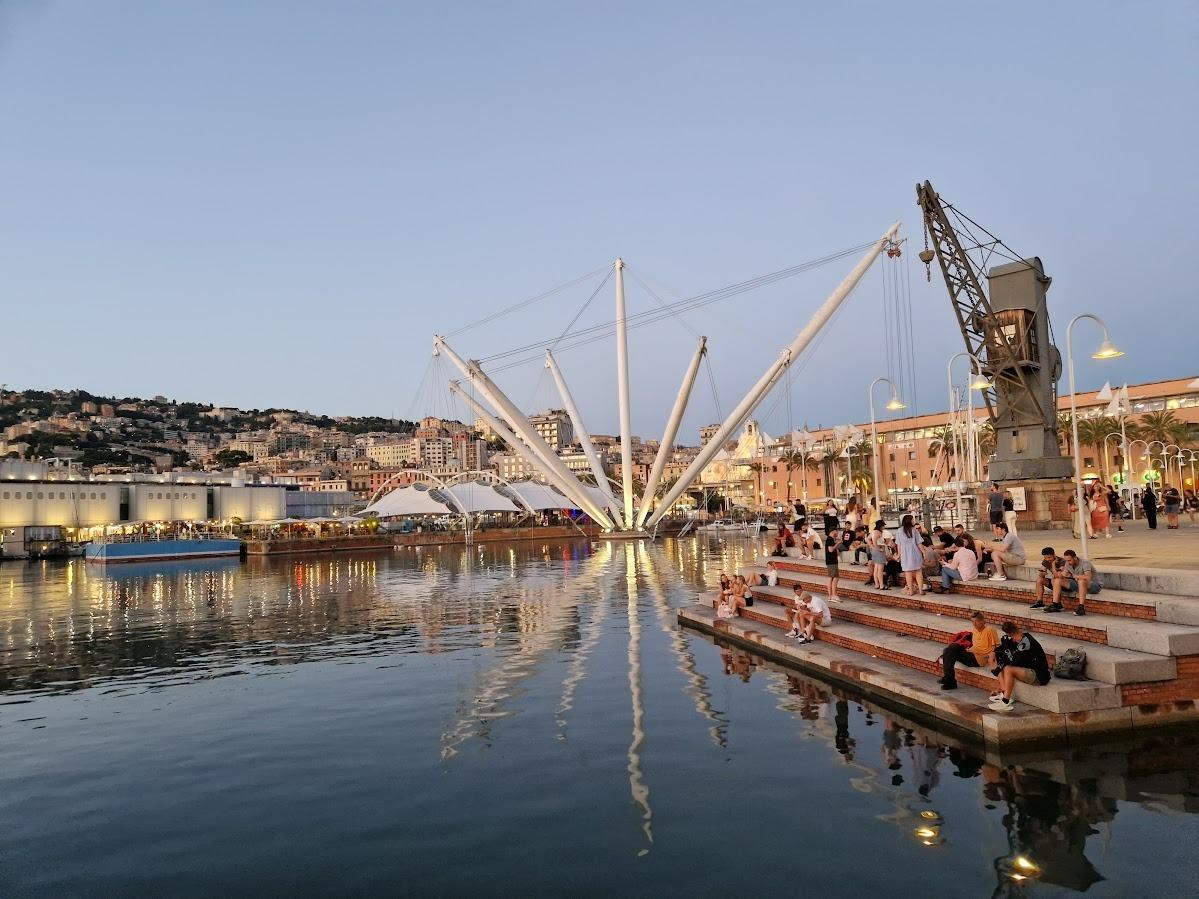 La fermata dei bus 13 e 14 che vi porternno in centro o all´acquario é a soli 30 metri da casa. A circa 150 metri in direzione opposta troverete il ca