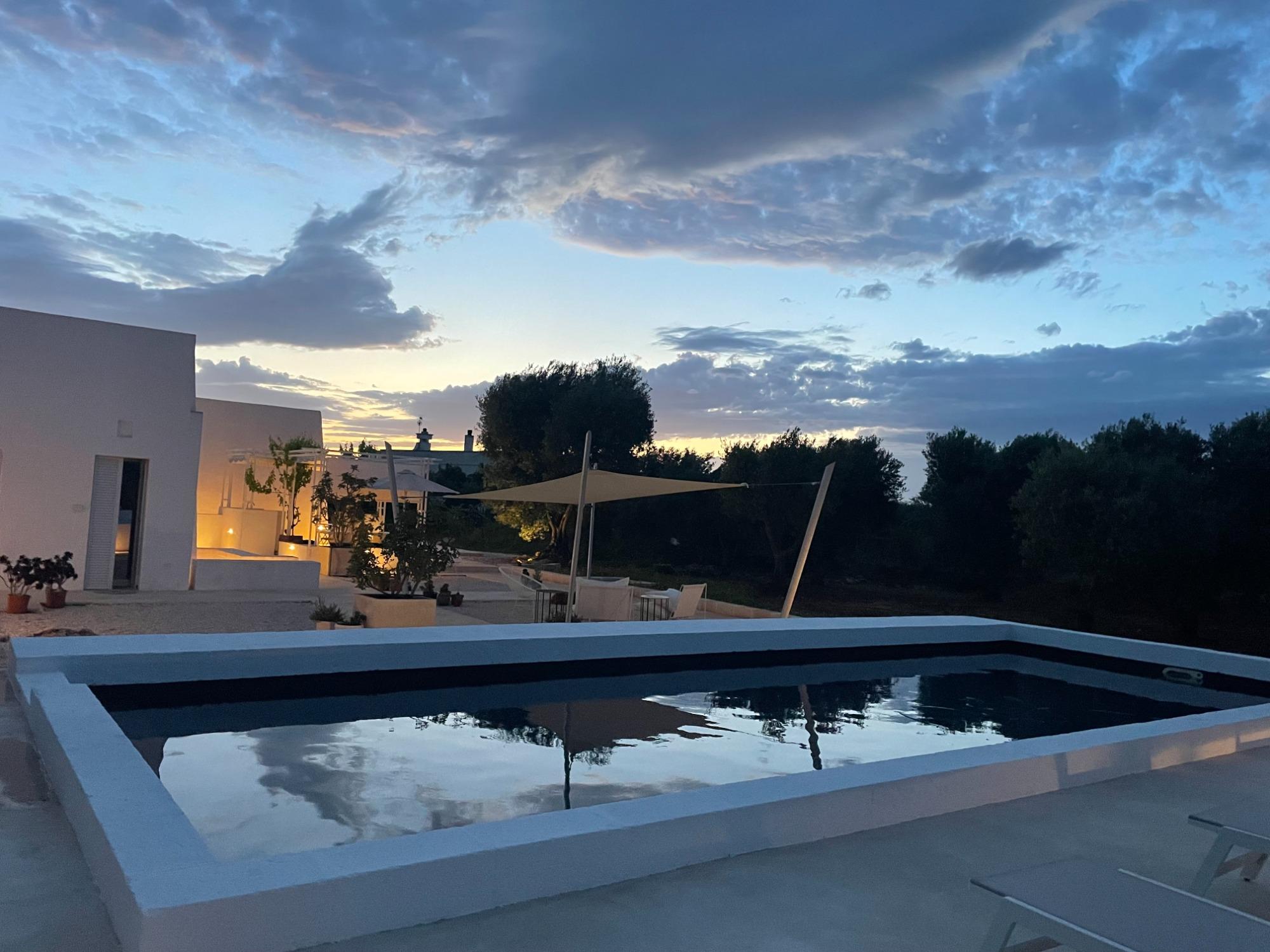tramonto in piscina